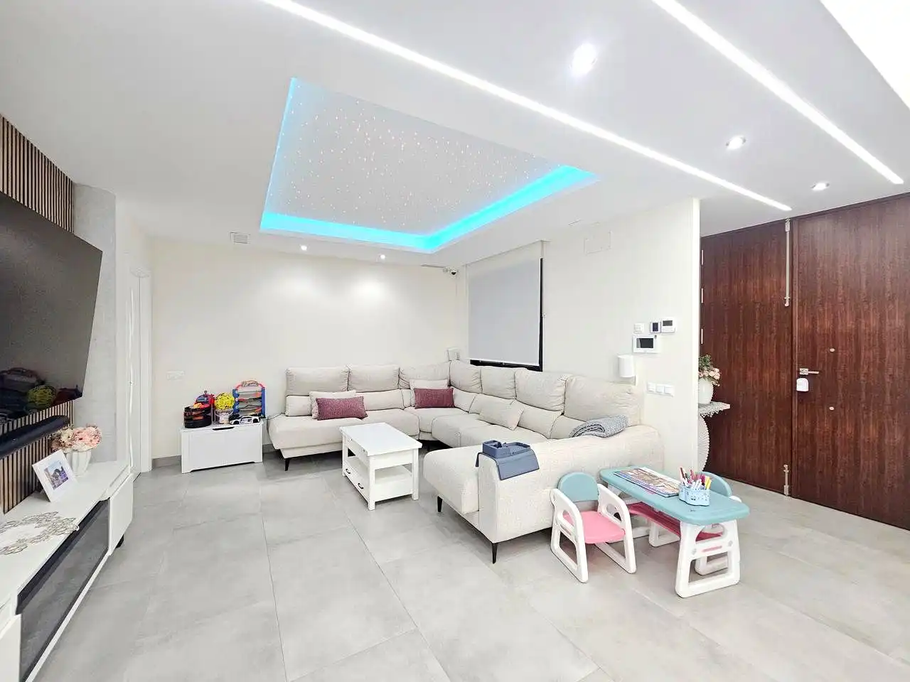 Sala d'estar de Casa o xalet en venda en Alcalá de Guadaira amb Aire condicionat, Jardí privat i Terrassa