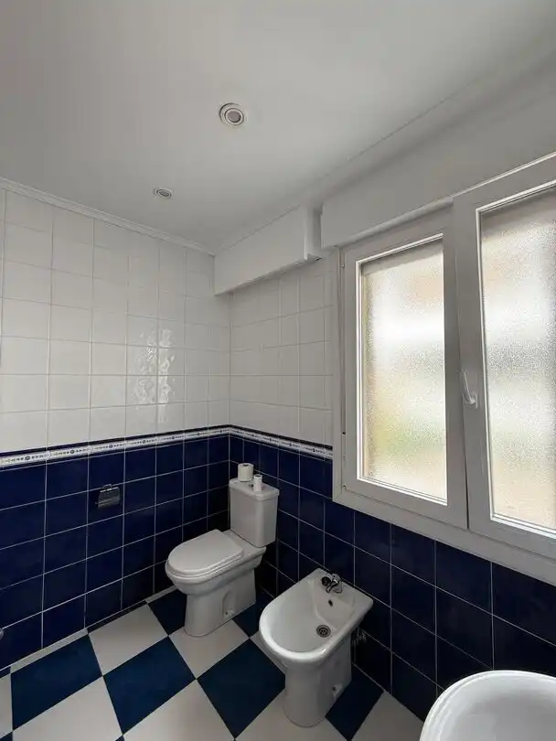 Badezimmer von Wohnung zur Miete in Sopela mit Privatgarten und Schwimmbad