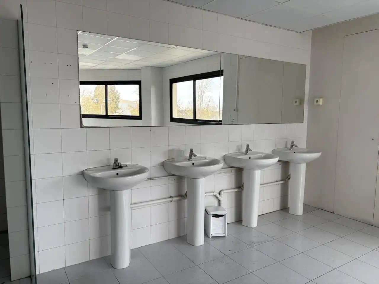 Baño de Nave industrial de alquiler en El Prat de Llobregat con Calefacción y Alarma