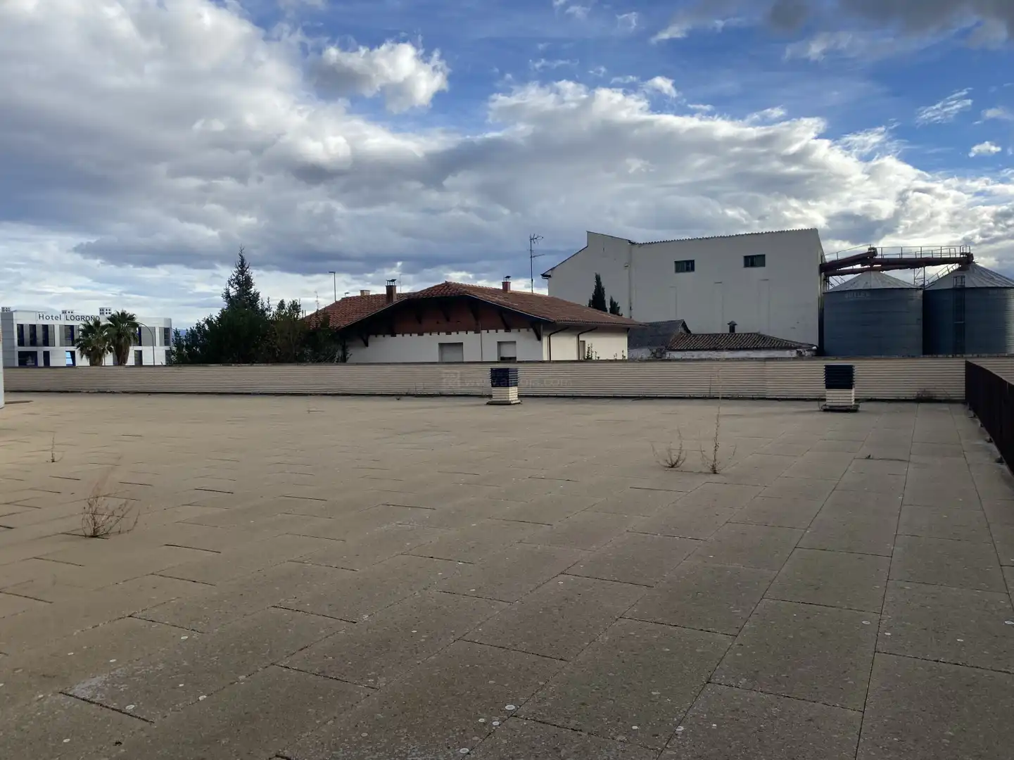 Vista exterior de Local de lloguer en  Logroño