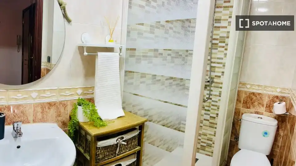 Bathroom of Flat for rent in Valencia  with Air Conditioner, Heating and Furnished
