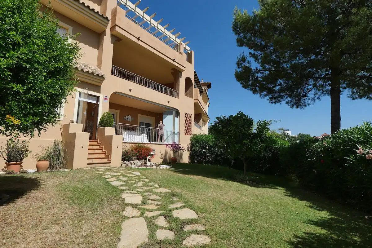 Vista exterior de Planta baja en venta en Marbella con Aire acondicionado, Terraza y Trastero