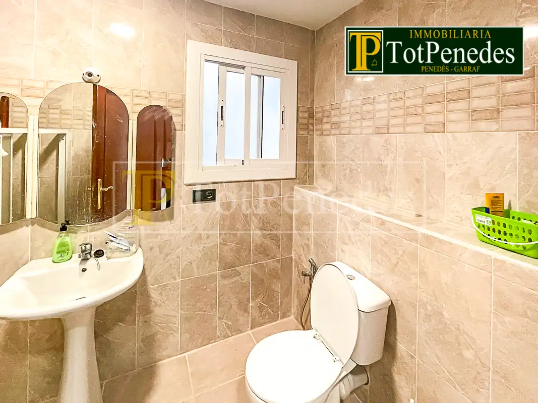 Baño de Casa adosada en venta en Vilafranca del Penedès con Aire acondicionado, Calefacción y Terraza