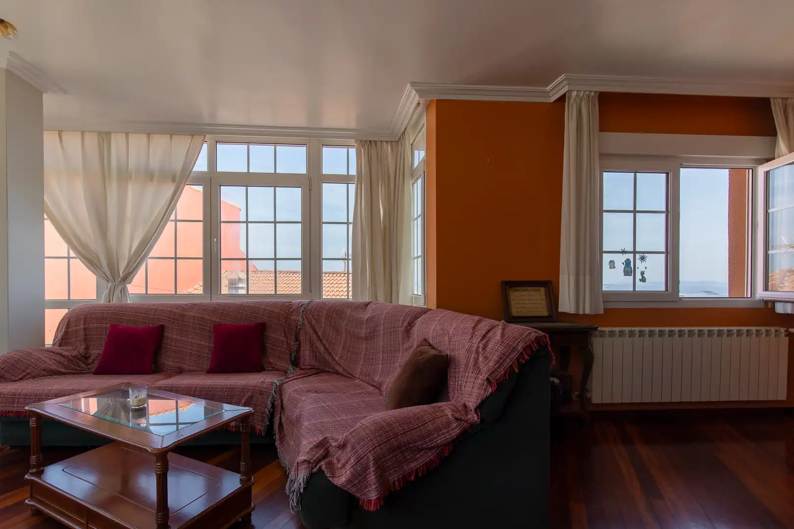 Sala d'estar de Casa o xalet en venda en A Pobra do Caramiñal amb Calefacció, Jardí privat i Parquet