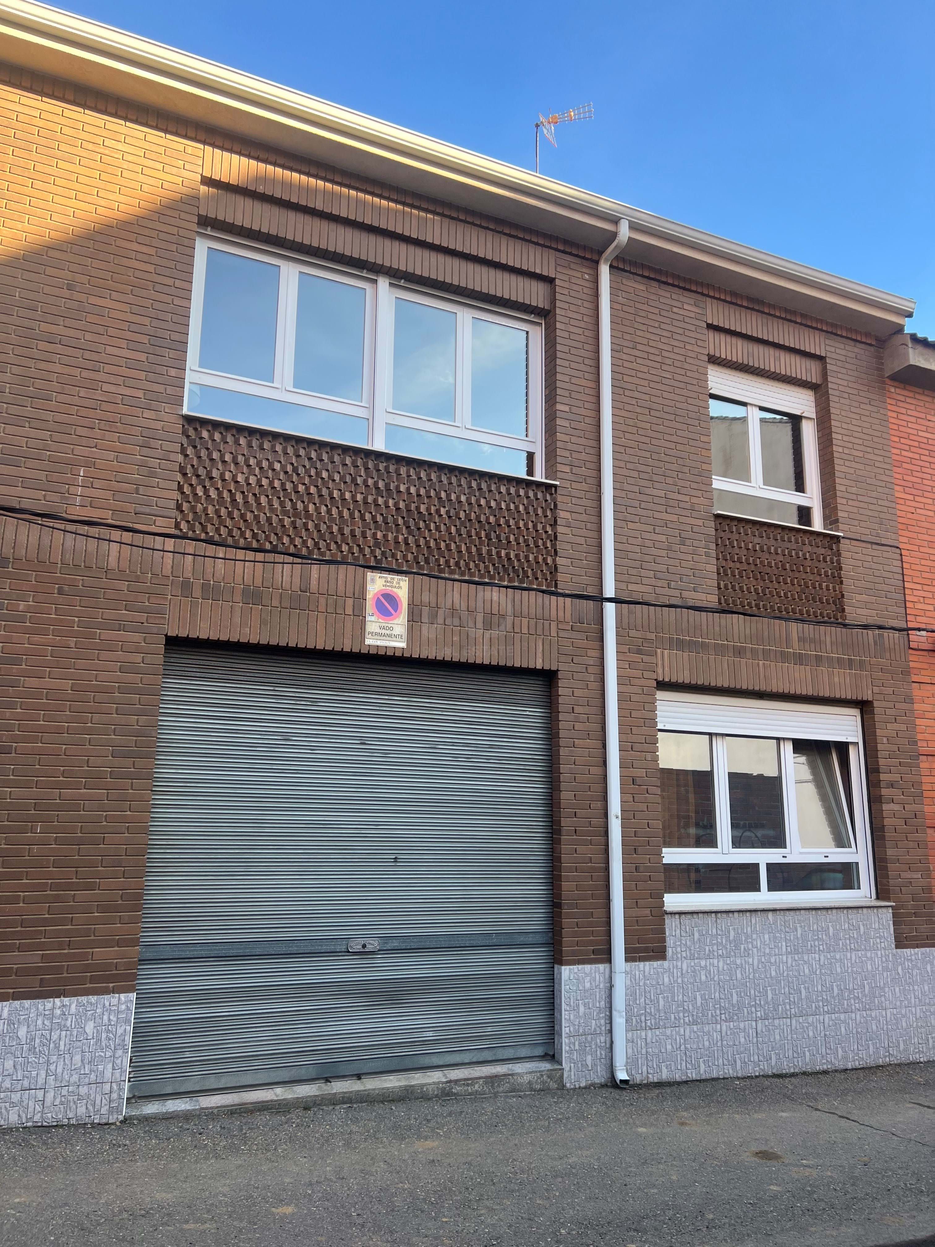 Vista exterior de Casa o xalet en venda en León Capital  amb Calefacció i Terrassa