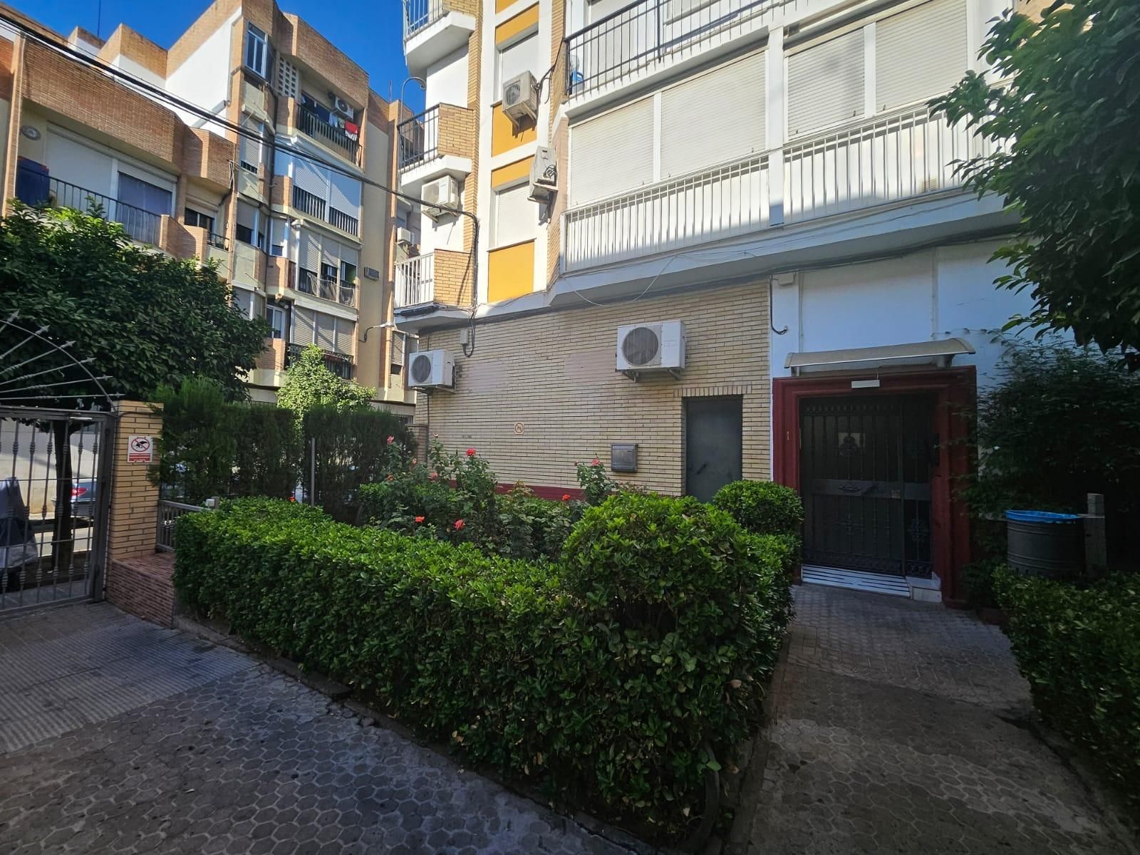 Exterior view of Planta baja for sale in  Sevilla Capital  with Air Conditioner and Heating