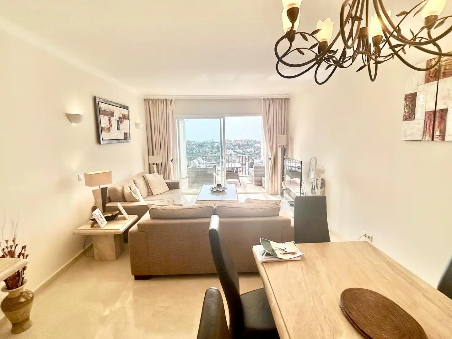 Wohnzimmer von Wohnungen zum Verkauf in Benahavís mit Klimaanlage, Terrasse und Abstellraum