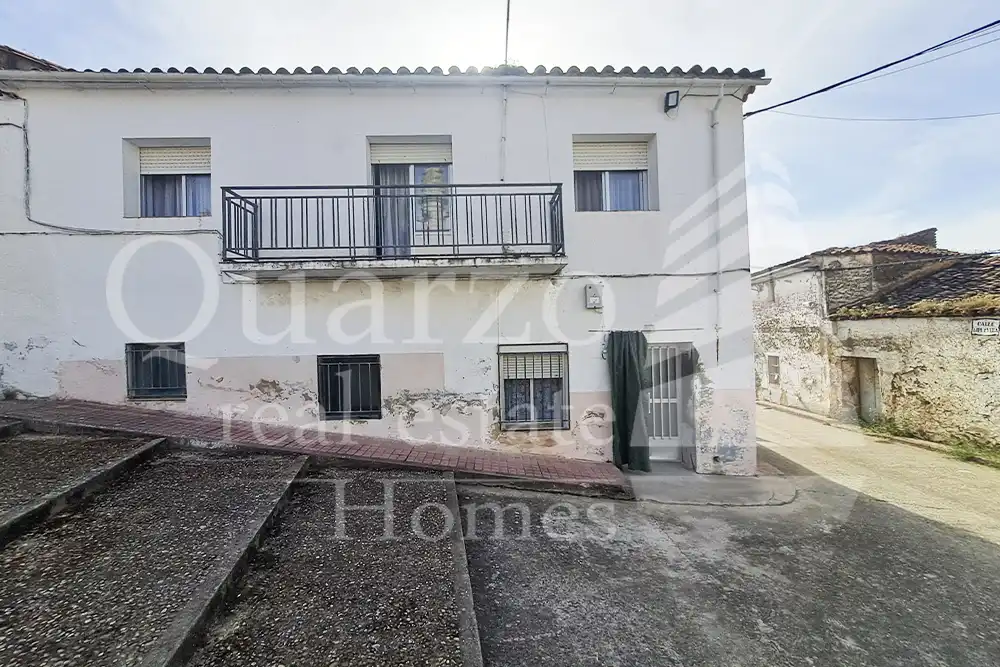 Vista exterior de Casa o xalet en venda en Madroñera amb Terrassa, Moblat i Balcó