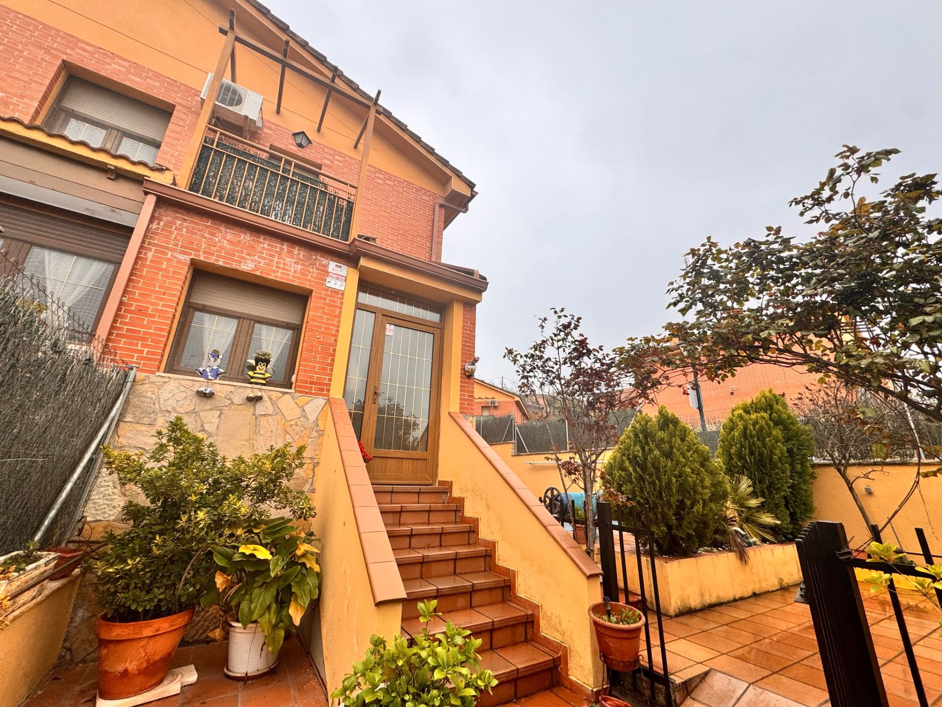 Vista exterior de Casa adosada en venda en El Molar (Madrid) amb Aire condicionat, Calefacció i Jardí privat