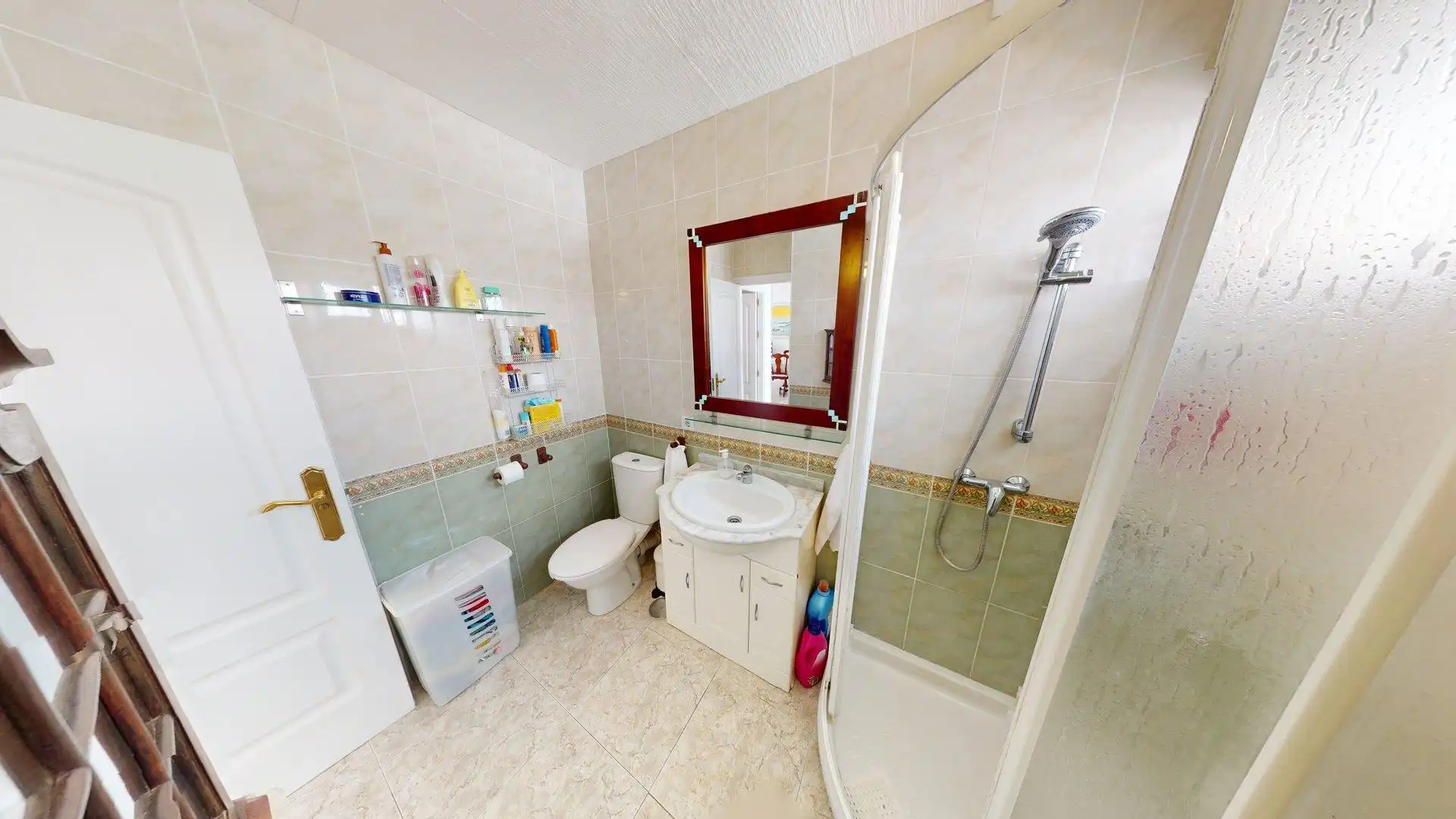 Badezimmer von Wohnung zum Verkauf in Benalmádena mit Klimaanlage, Privatgarten und Terrasse
