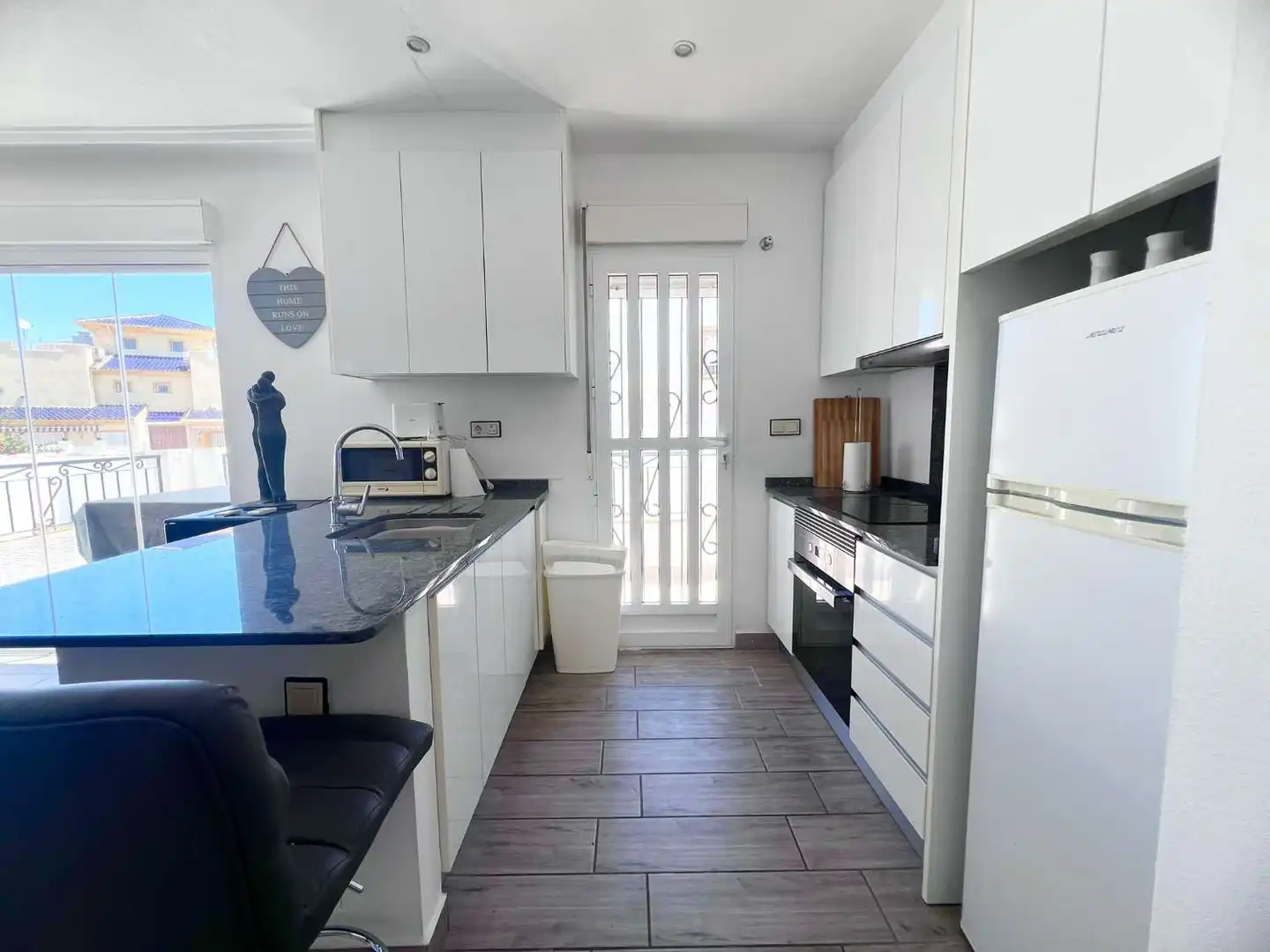 Küche von Einfamilien-Reihenhaus zum Verkauf in Torrevieja mit Klimaanlage, Terrasse und Schwimmbad