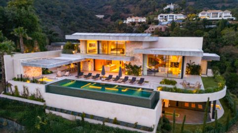 Villa muy privada con vistas panorámicas a la montaña y mar en Urb.Madroñal (Málaga) Garaje privado 4 vehículos.