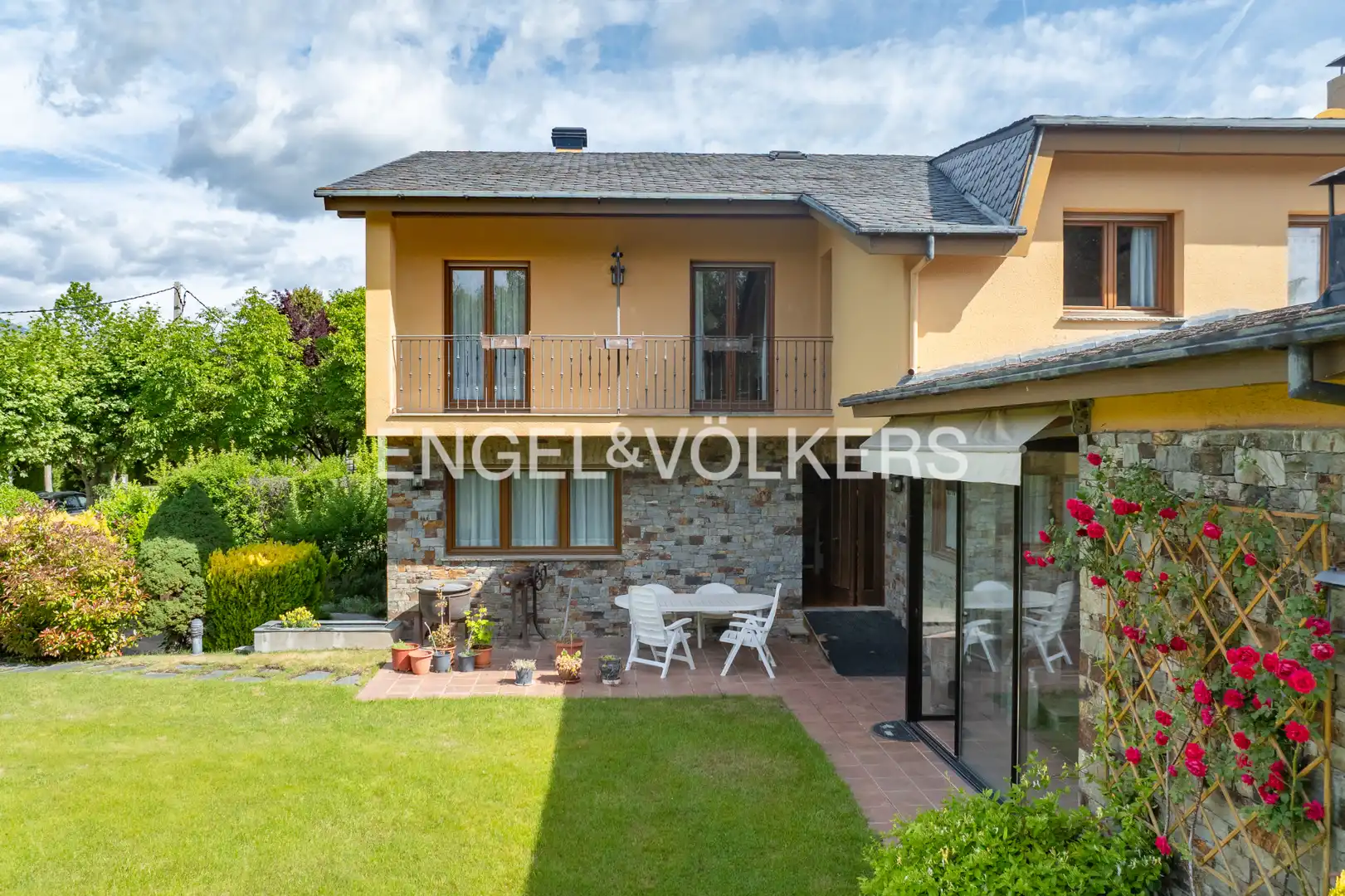 Vista exterior de Casa o xalet en venda en Puigcerdà amb Calefacció, Jardí privat i Parquet