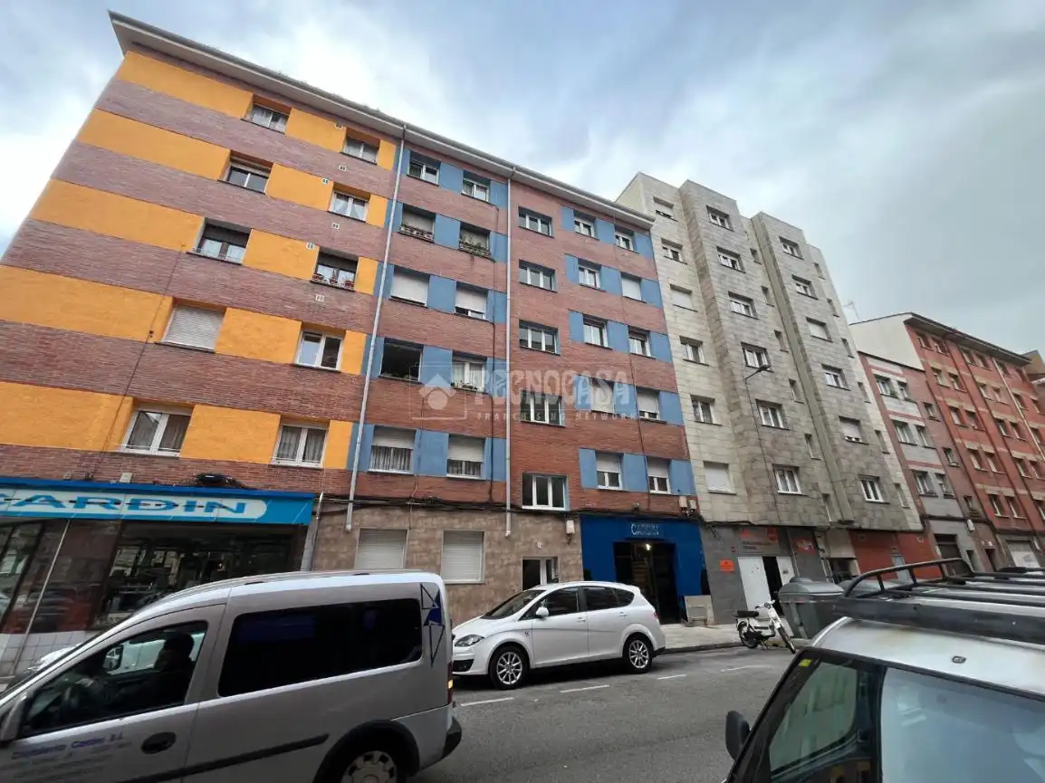 Vista exterior de Pis en venda en Gijón  amb Calefacció