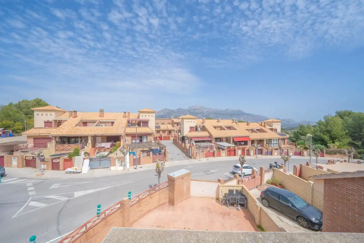 Vista exterior de Casa adosada en venda en La Nucia amb Aire condicionat, Calefacció i Terrassa