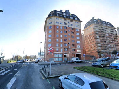 Vista exterior de Pis en venda en Bilbao  amb Balcó