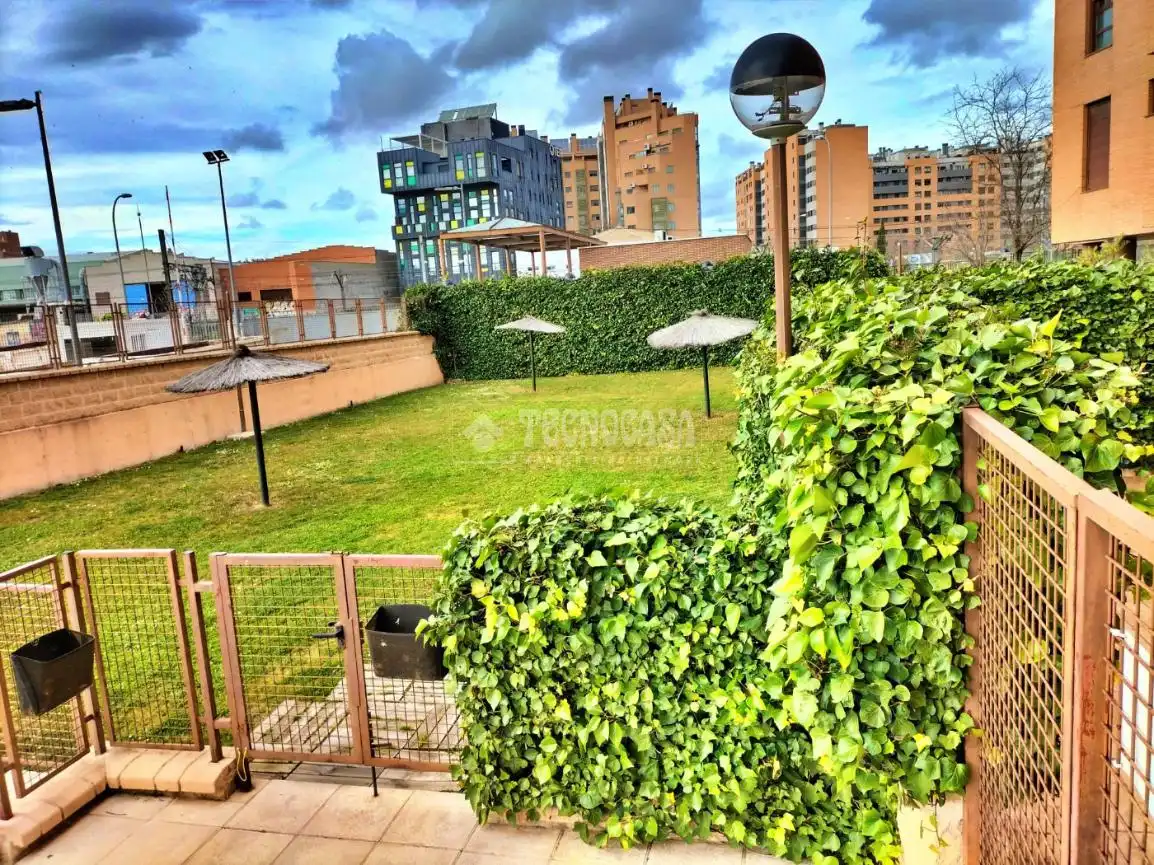 Jardín de Piso en venta en Madrid con Aire acondicionado, Calefacción y Piscina comunitaria