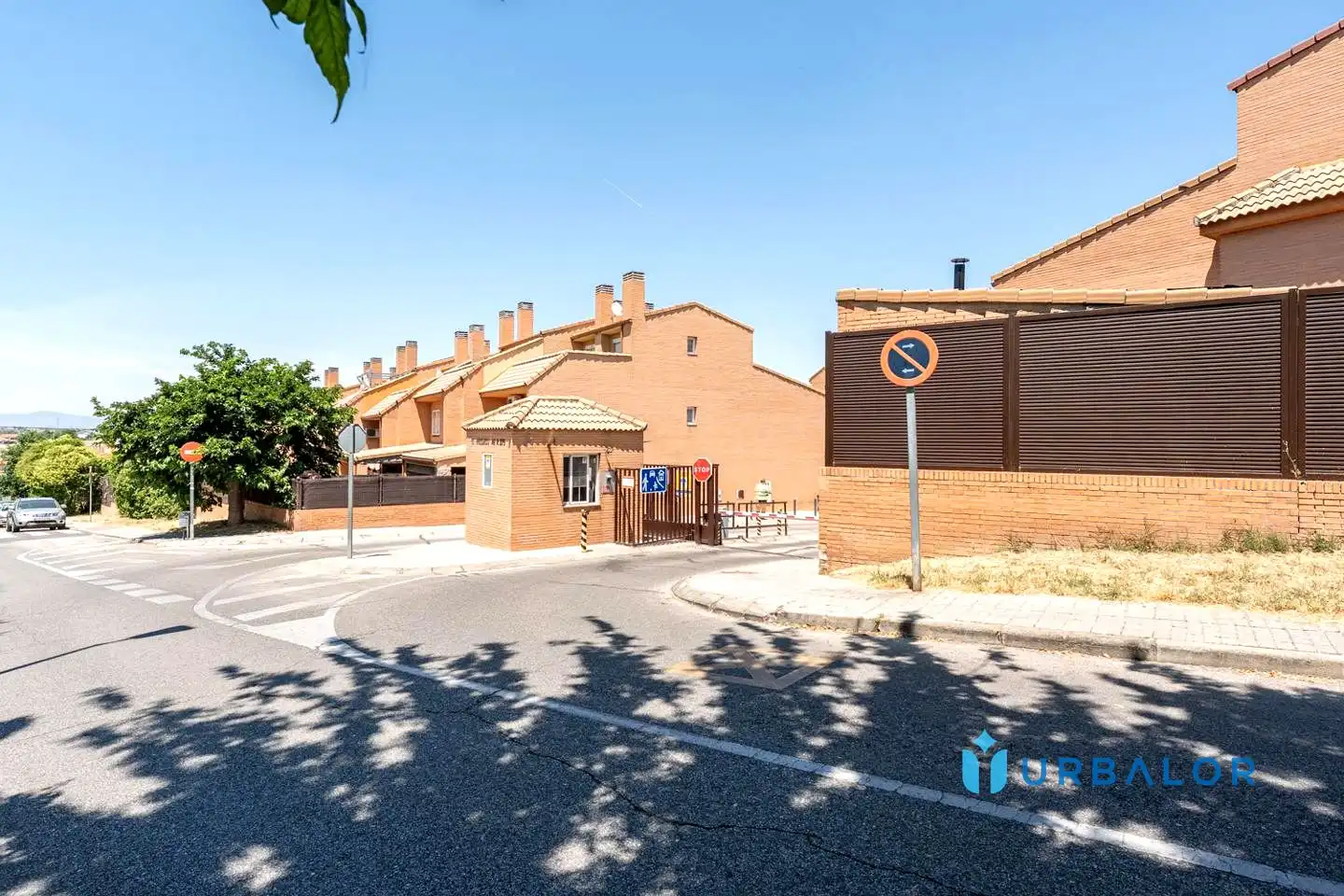Vista exterior de Casa adosada en venda en Móstoles amb Aire condicionat, Calefacció i Jardí privat