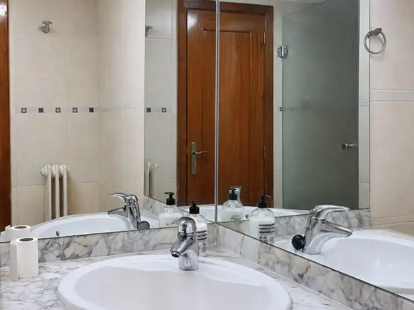 Bany de Pis per a compartir en Santa Bárbara