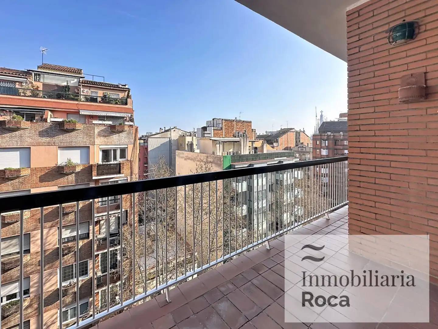 Vista exterior de Apartament en venda en Barcelona amb Balcó