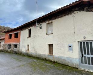 Vista exterior de Casa o xalet en venda en Riello