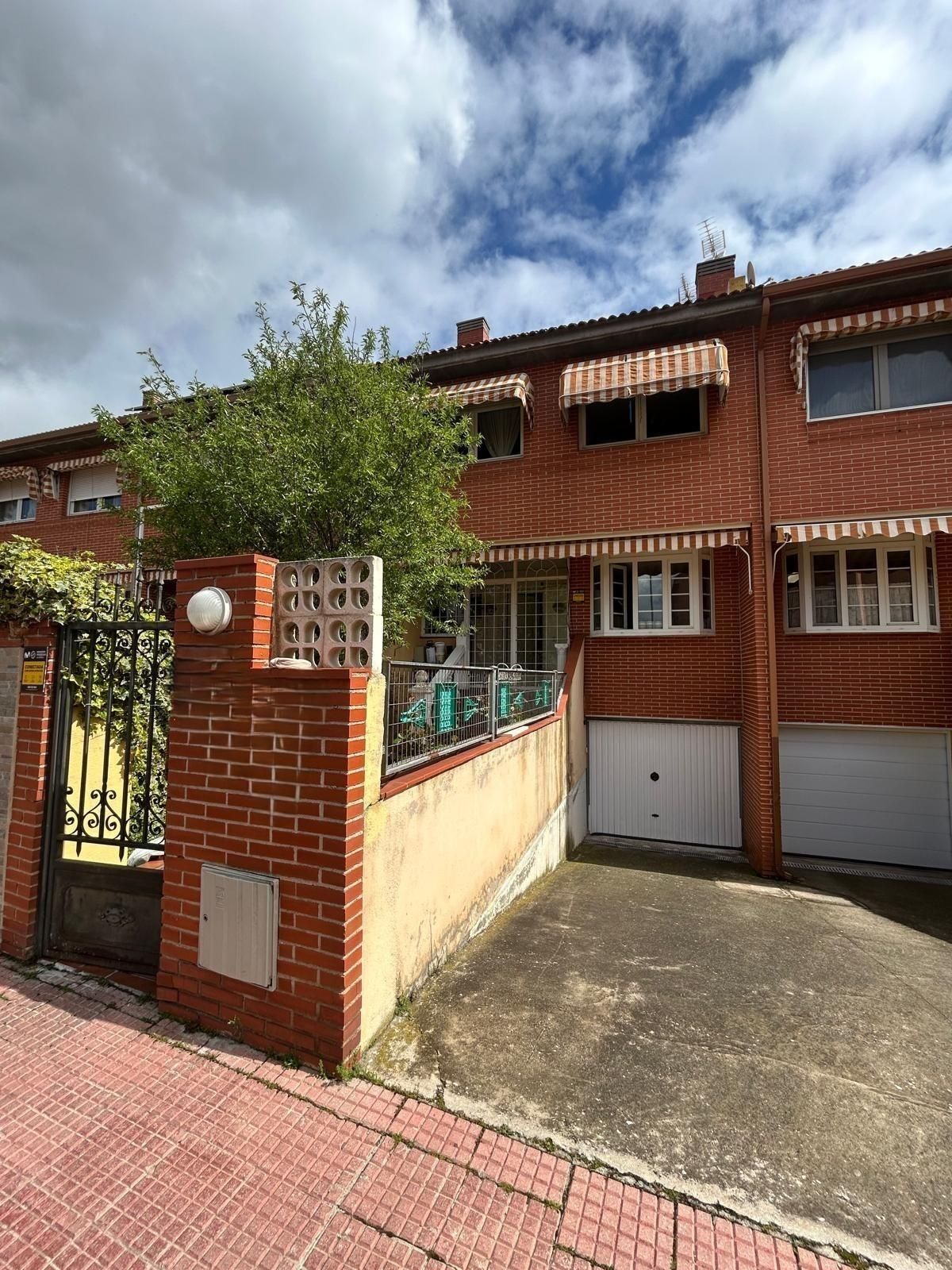 Vista exterior de Casa adosada en venda en Alcalá de Henares amb Calefacció i Piscina