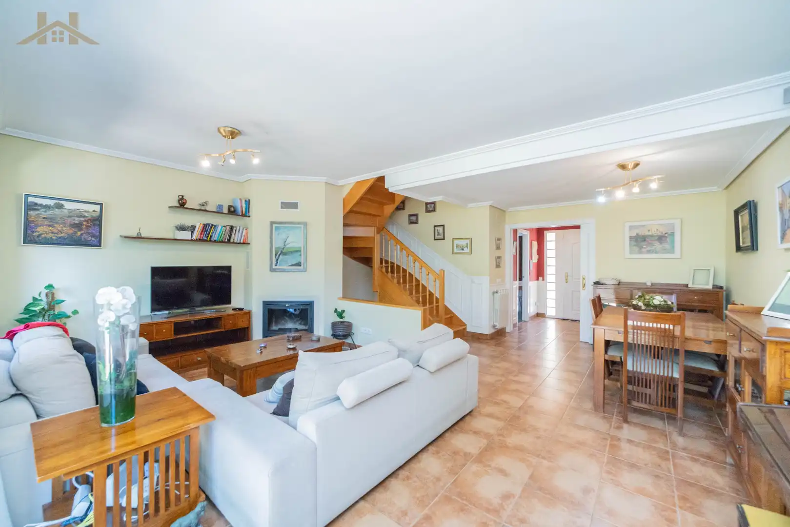 Wohnzimmer von Einfamilien-Reihenhaus zum Verkauf in Boadilla del Monte mit Heizung, Privatgarten und Abstellraum