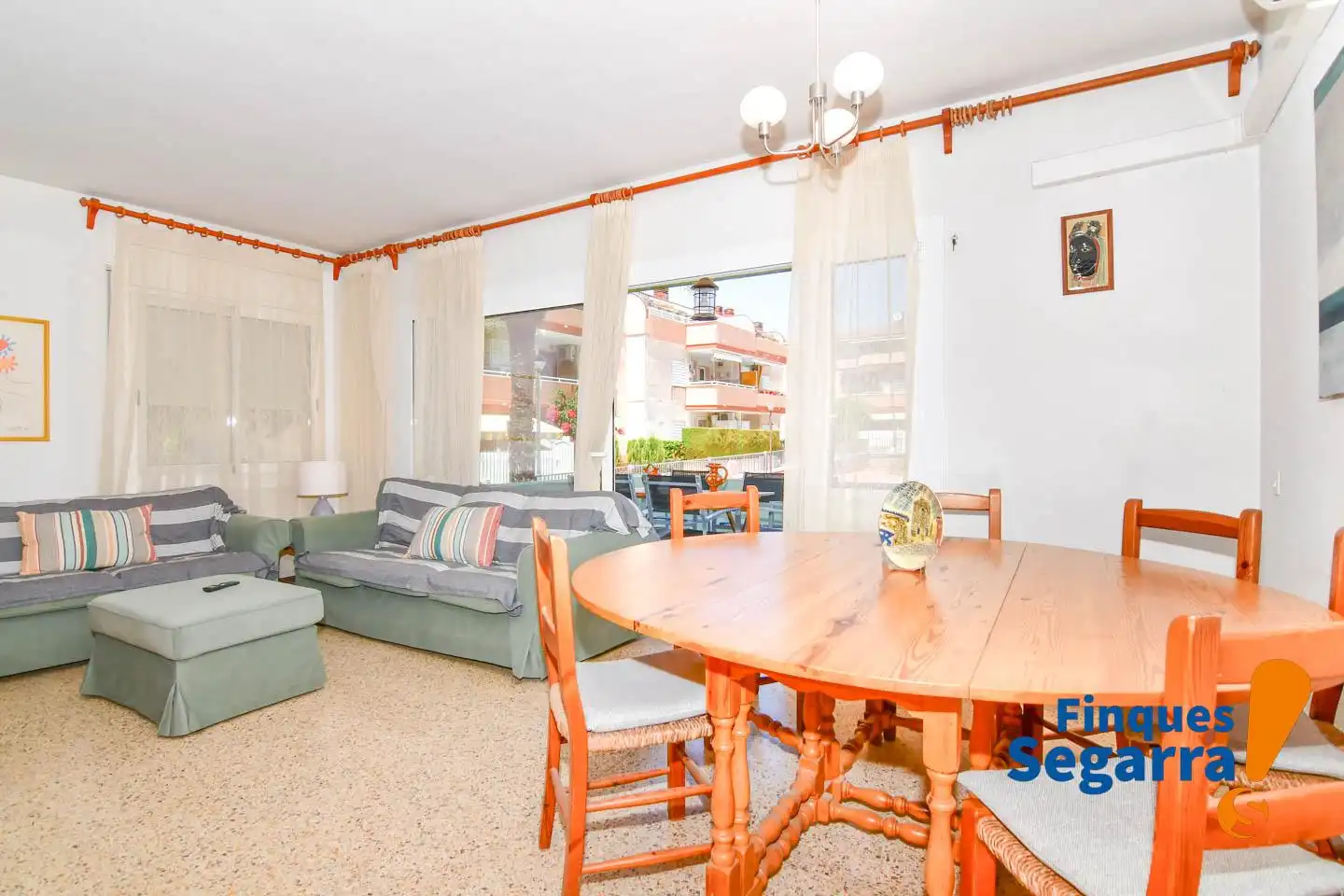 Sala d'estar de Dúplex en venda en El Vendrell amb Aire condicionat, Terrassa i Piscina comunitària