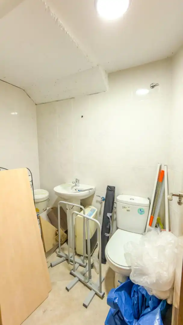 Baño de Local de alquiler en Cieza con Aire acondicionado