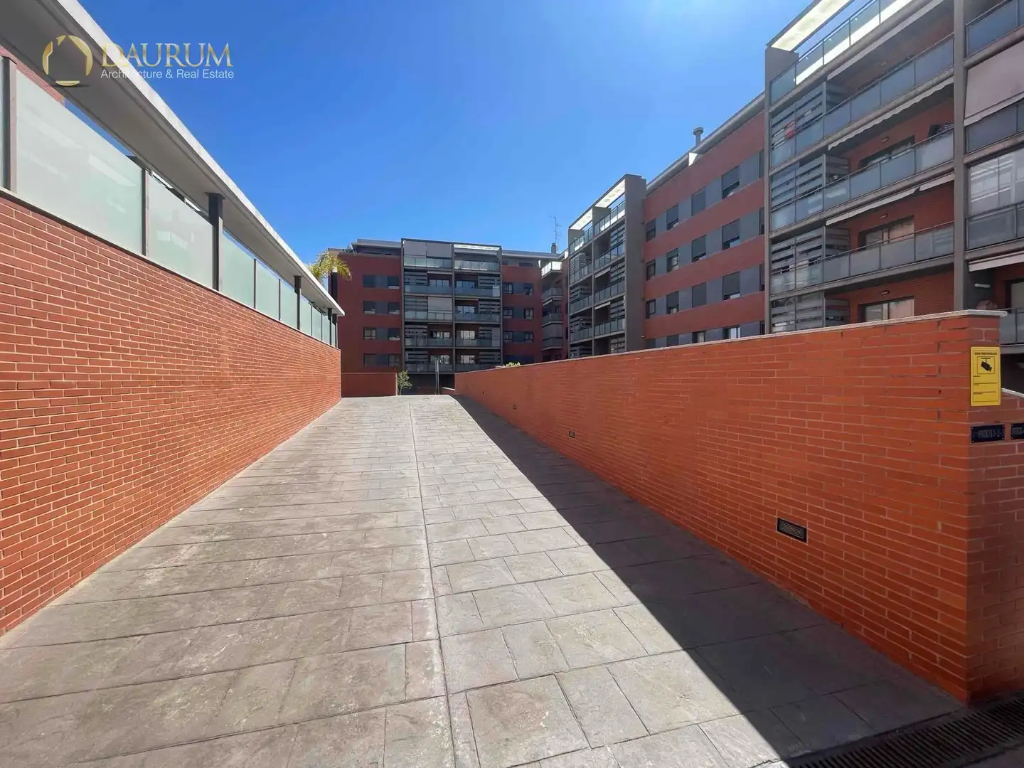 Vista exterior de Piso en venta en Paterna con Aire acondicionado, Terraza y Piscina