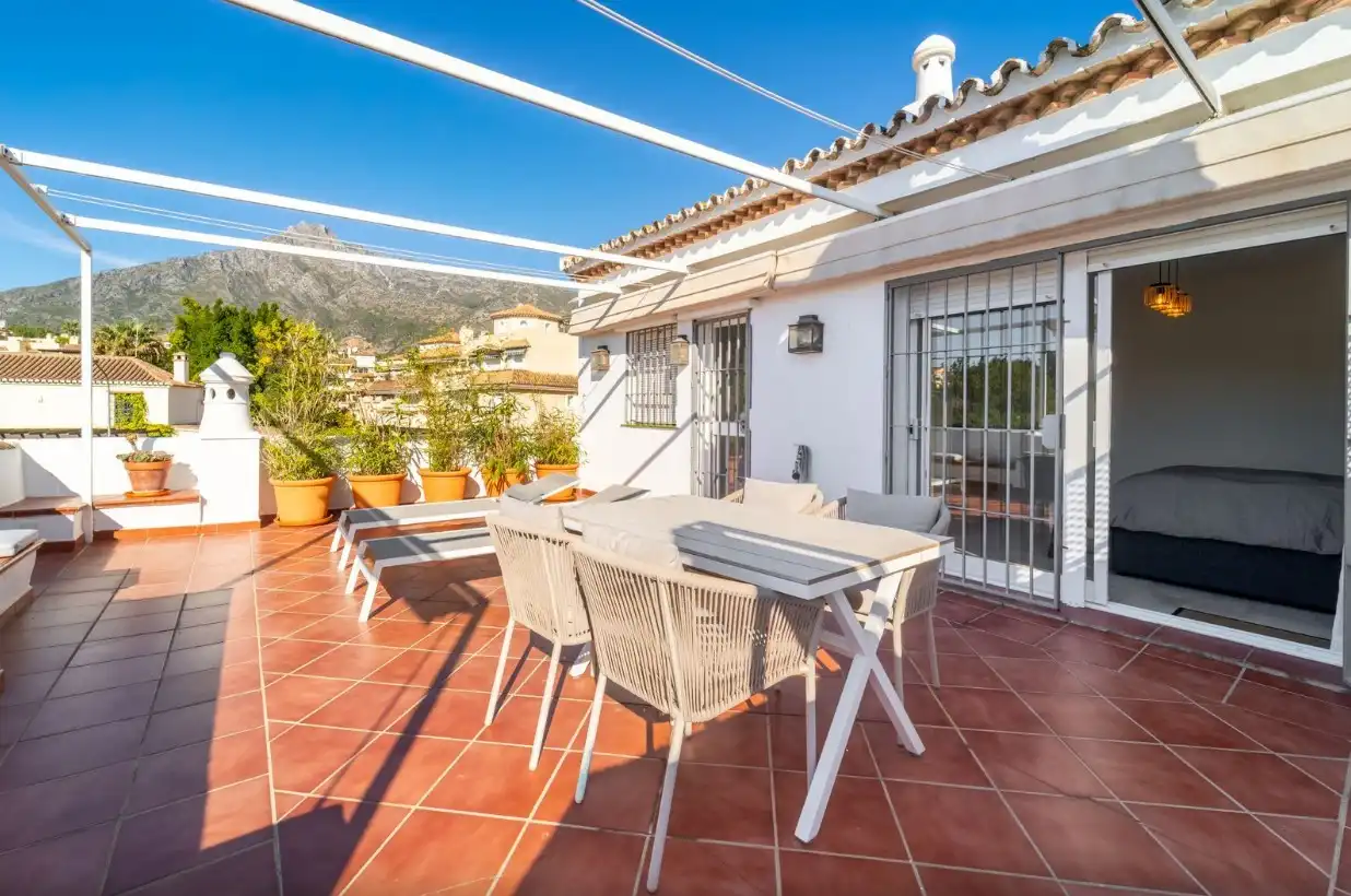 Vista exterior de Dúplex en venda en Marbella amb Aire condicionat, Calefacció i Jardí privat