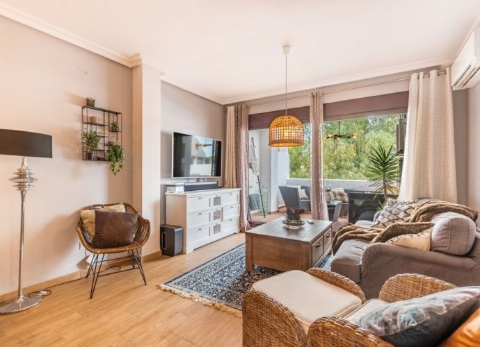 Sala d'estar de Àtic en venda en Marbella amb Aire condicionat, Terrassa i Piscina comunitària