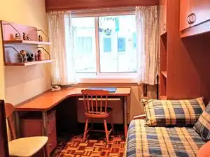Dormitori de Pis de lloguer en A Coruña Capital  amb Parquet, Moblat i Forn