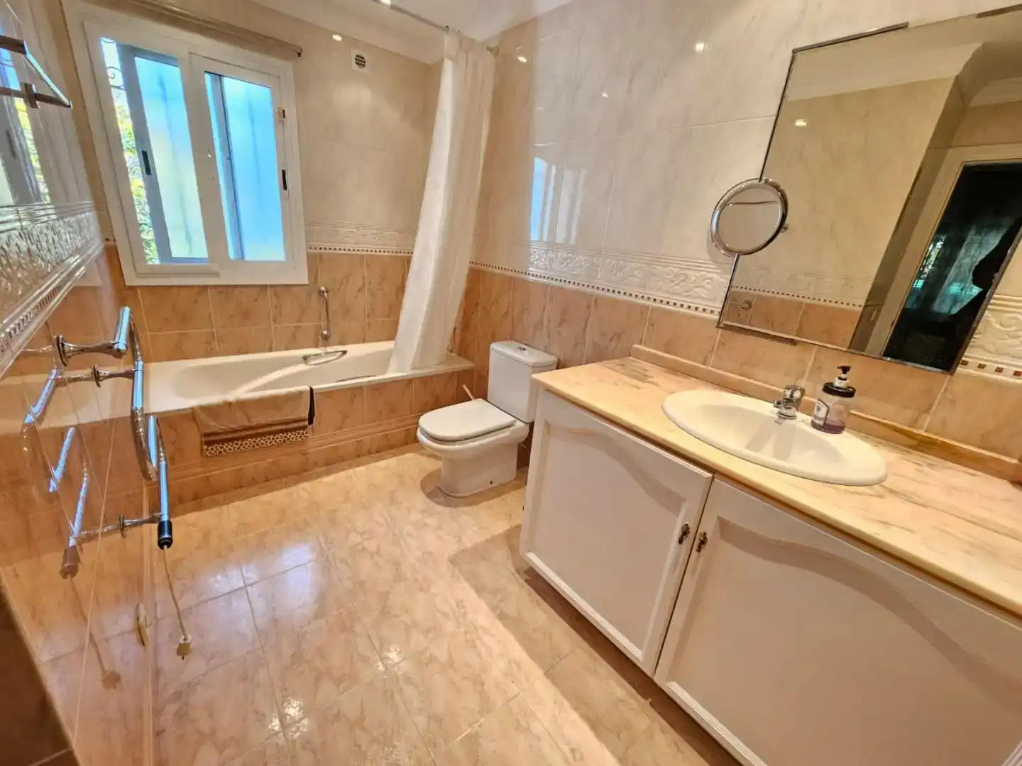 Badezimmer von Wohnung zur Miete in Mijas mit Klimaanlage, Privatgarten und Parkett