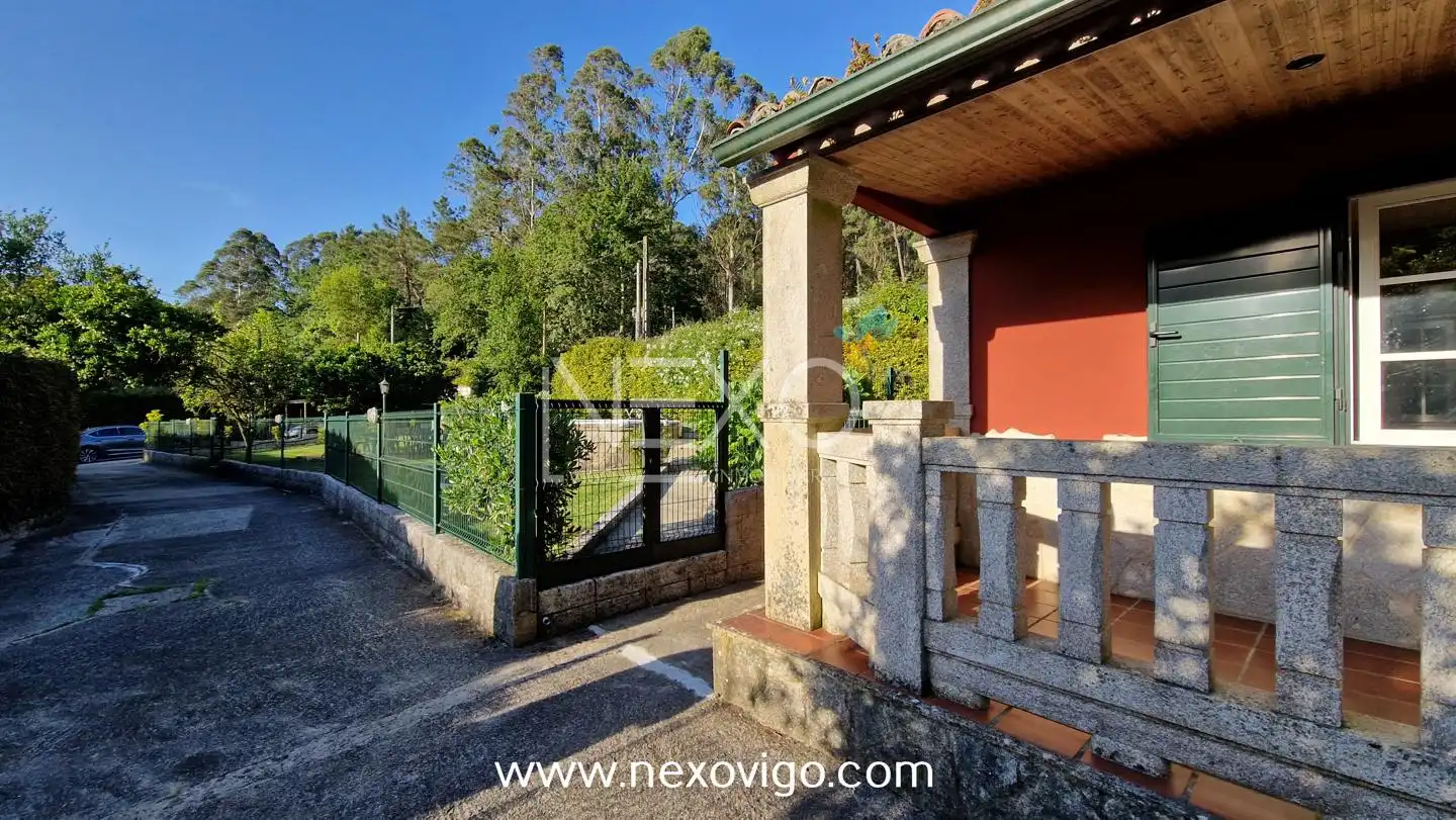 Vista exterior de Casa o chalet en venta en Cangas  con Calefacción, Jardín privado y Piscina