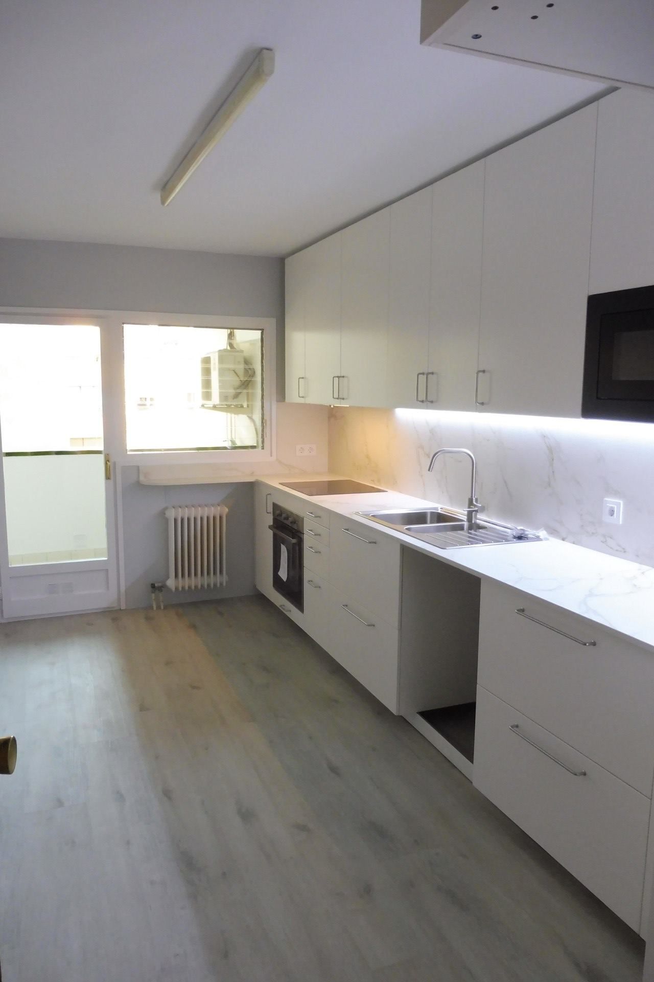 Cuina de Pis de lloguer en Girona Capital amb Aire condicionat, Calefacció i Balcó