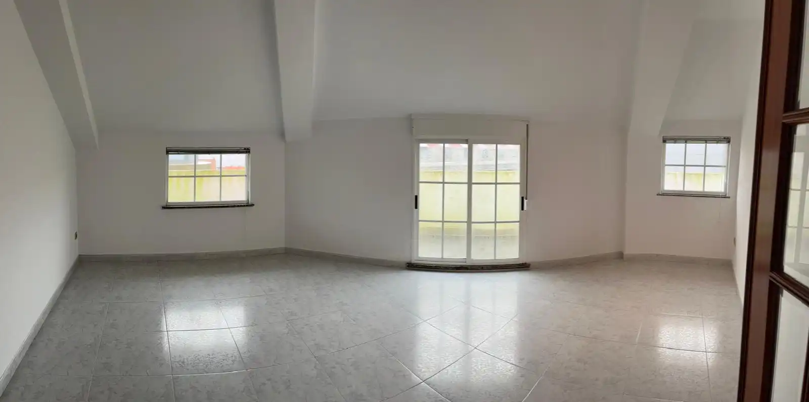 Wohnzimmer von Dachboden zum Verkauf in Porto do Son mit Terrasse und Abstellraum