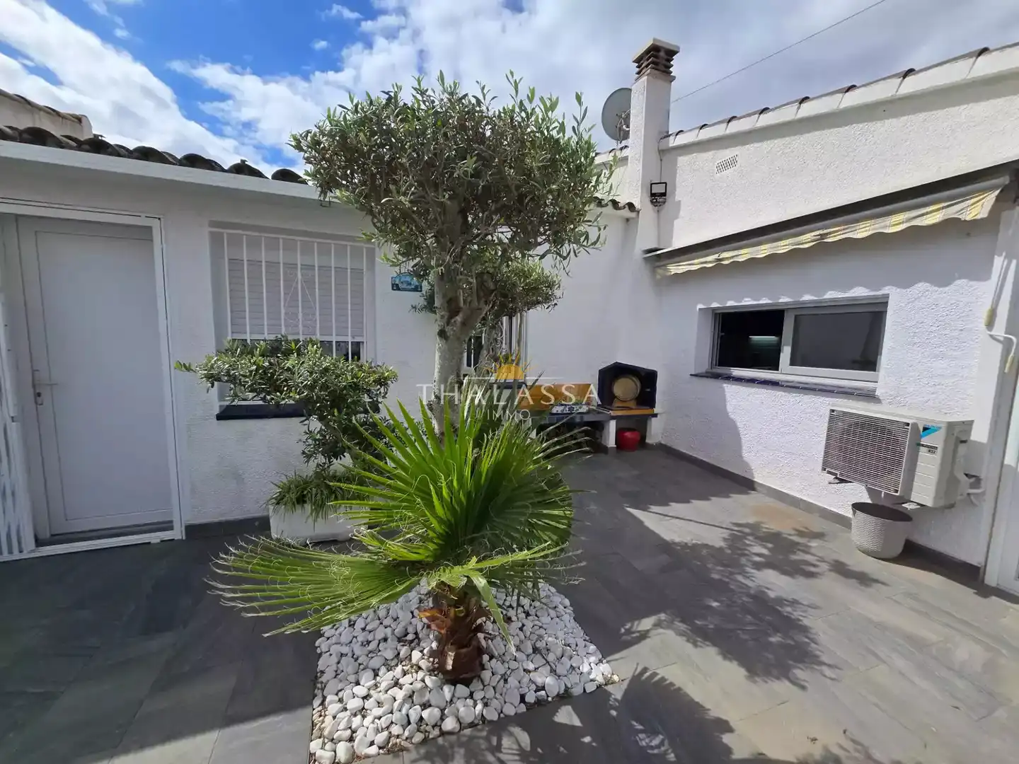 Garden of Houses for sale in Empuriabrava  with Air Conditioner, Swimming Pool and Furnished