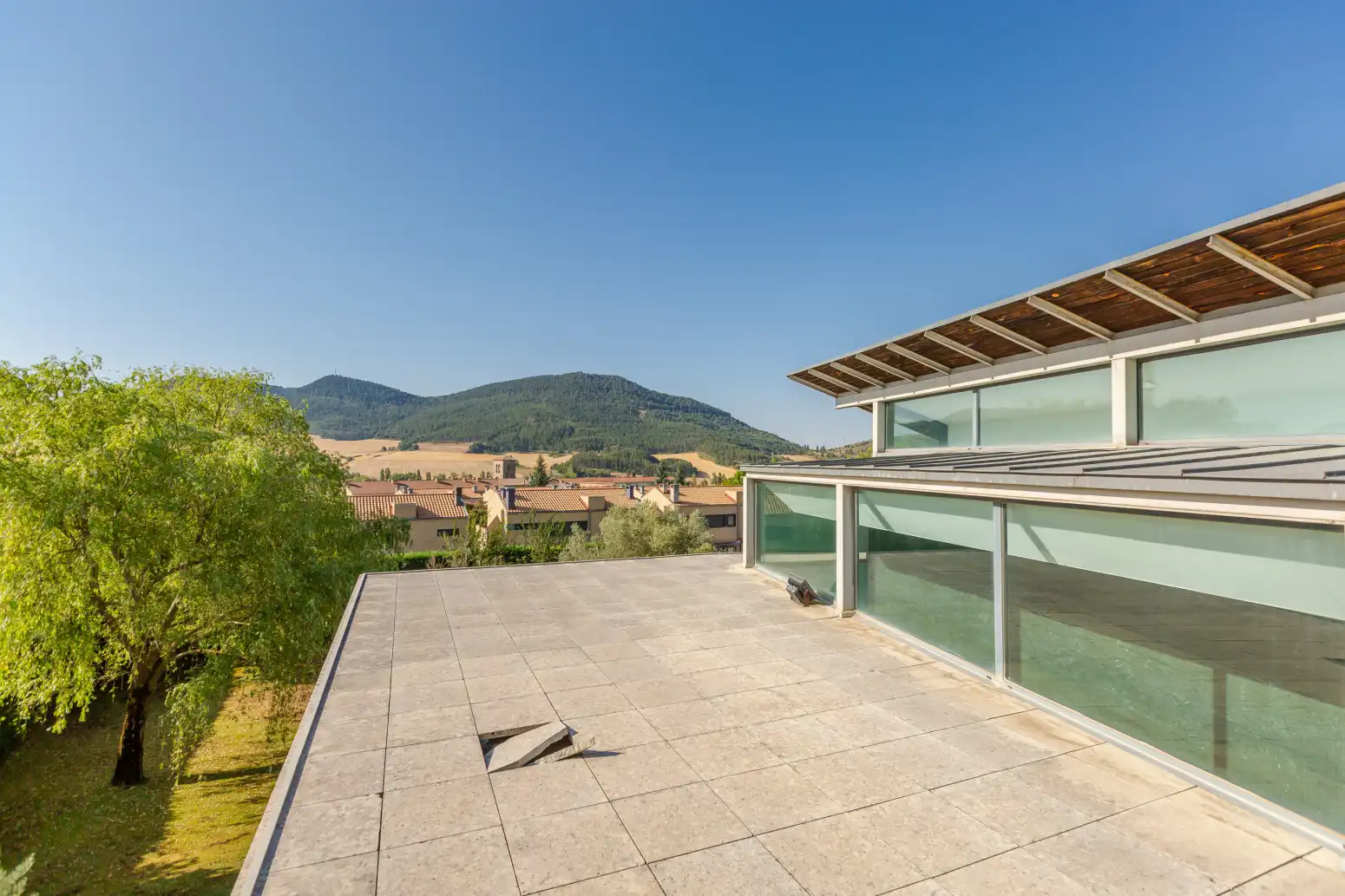 Terrasse von Haus oder Chalet zur Miete in Valle de Egüés / Eguesibar mit Klimaanlage, Heizung und Privatgarten