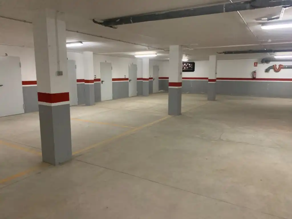 Parkplatz von Garage zum Verkauf in Alp