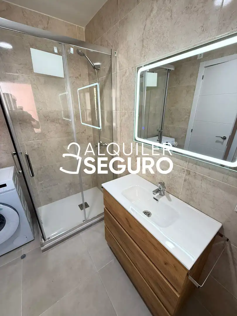 Bathroom of Flat for rent in Madrid  with Air Conditioner and Terrace