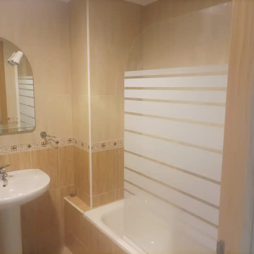 Baño de Apartamento en venta en Quintanar de la Orden con Aire acondicionado, Calefacción y Parquet