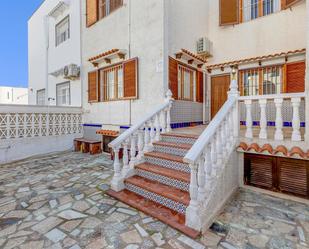 Vista exterior de Casa adosada en venda en Torrevieja amb Aire condicionat, Jardí privat i Terrassa