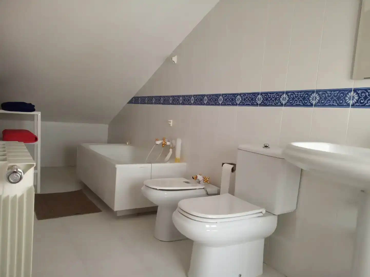 Bathroom of Duplexes for rent in Navaluenga  with Parquet flooring, Furnished and Oven