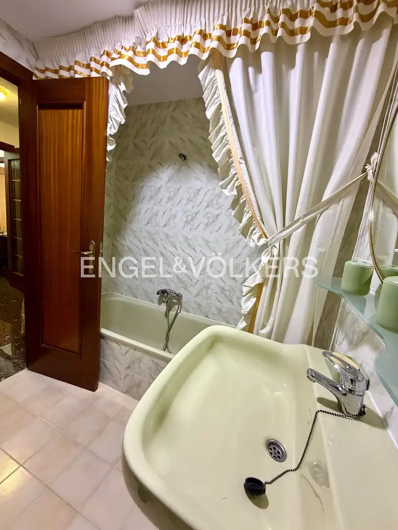 Bathroom of Flat for rent in Valencia  with Air Conditioner, Heating and Balcony