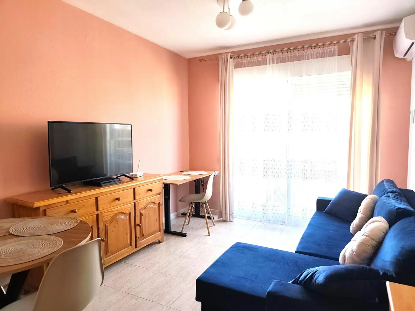 Sala d'estar de Apartament de lloguer en Torrevieja amb Aire condicionat, Moblat i Balcó