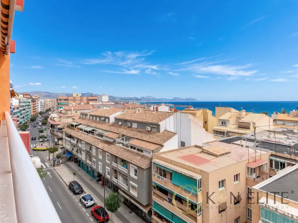 Vista exterior de Àtic en venda en El Campello amb Jardí privat, Terrassa i Piscina