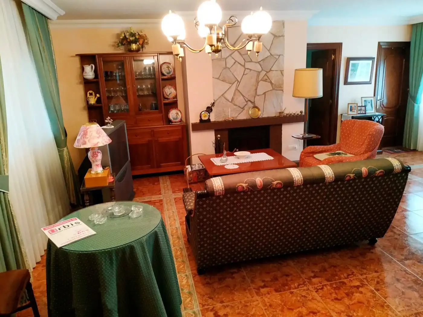 Sala d'estar de Casa o xalet en venda en Castellanos de Villiquera amb Calefacció, Terrassa i Traster
