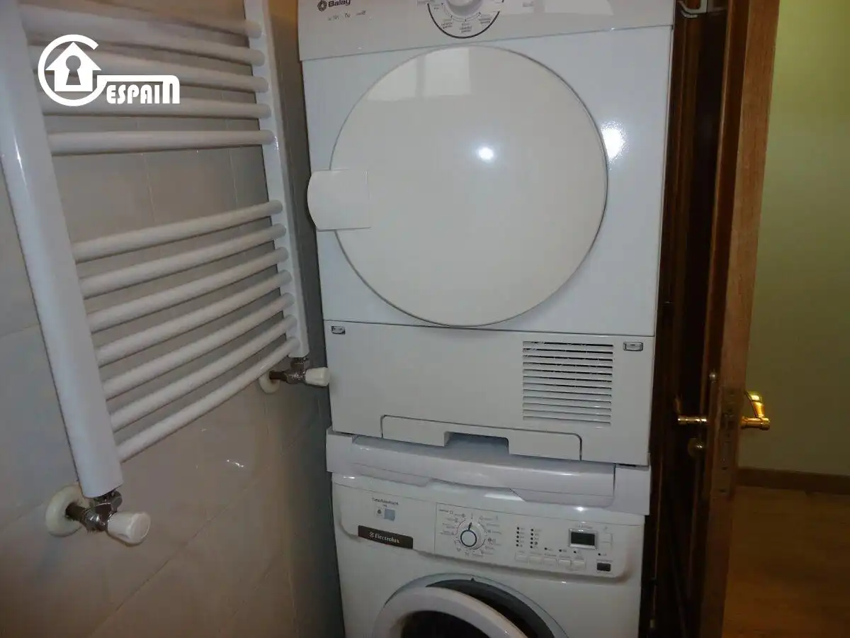 Bathroom of Flat for sale in Madrid  with Air Conditioner, Heating and Storage room