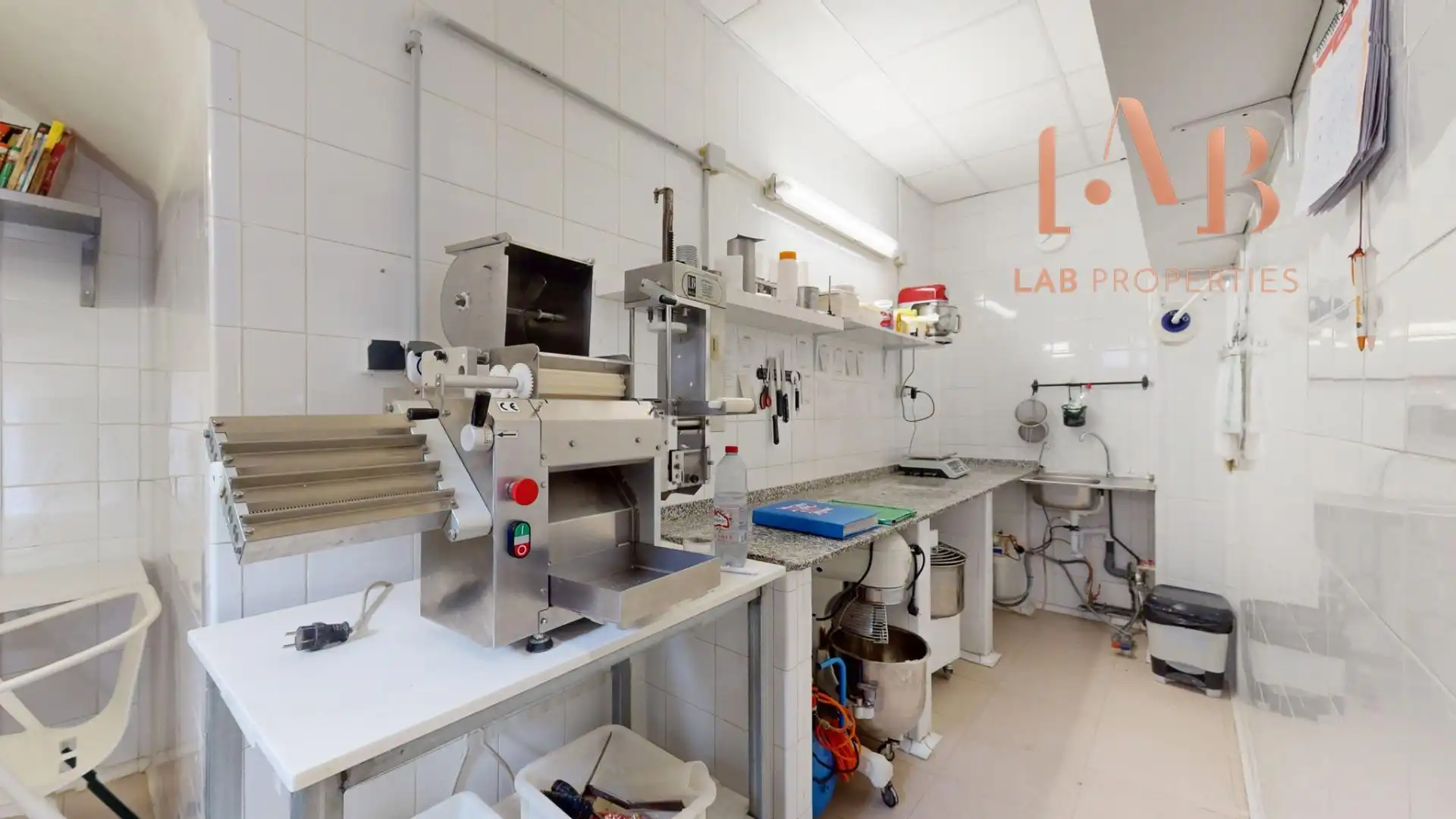 Cuina de Local de lloguer en  Palma de Mallorca amb Aire condicionat i Moblat